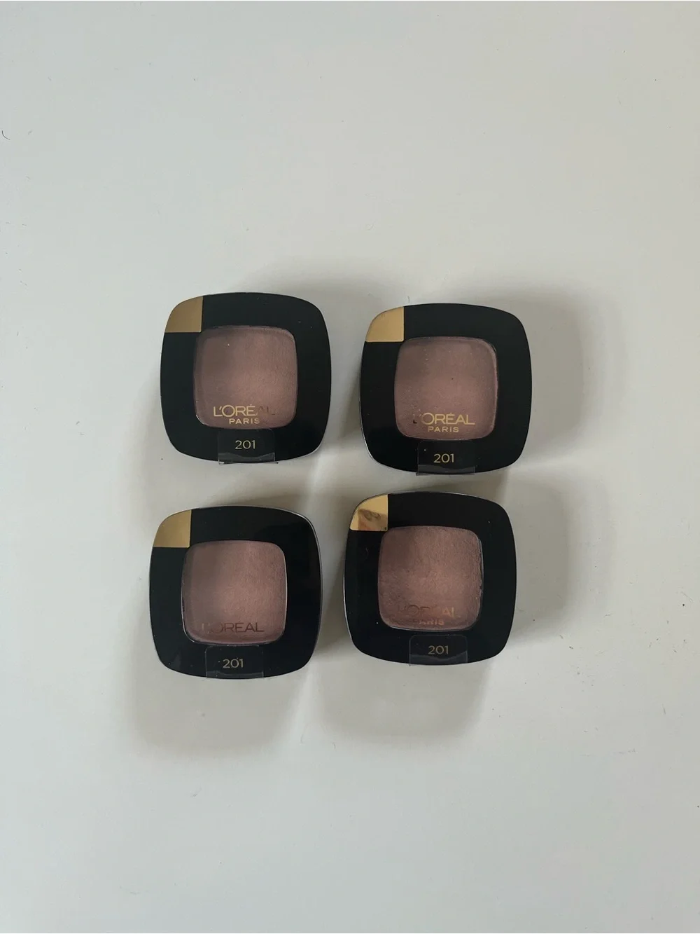 4 L’Oréal Colour Riche Eyeshadow 201 Little Beige Dress